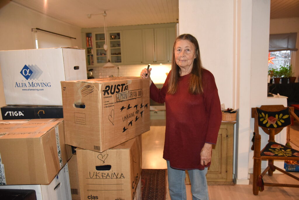 Verksamheten är ganska skrymmande kan man se Ullas kök och vardagsrum där det står travar med fulla och halvfulla kartonger. 