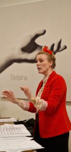 Frida har haft kören i fem år. Hon arbetar som kyrkomusiker men Tongriparna är en profan kör med en varierad repertoar.