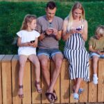 7 av 10 svenskar irriteras av att andra använder skärmen för mycket under semestern